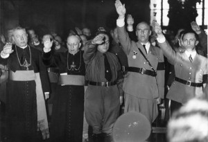 prêtres et officiers nazis saluant de concert